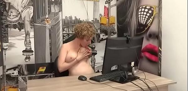  The best Christmas gift for Merce ¡A GIANT BLACK DUDE!